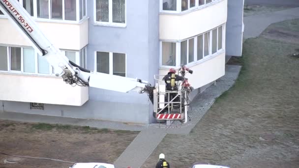 BOBRUISK, BELARUS 17.03.20: Ćwiczenia przeciwpożarowe z pomocą lotniczej platformy podnoszącej strażaków do wieżowca — Wideo stockowe