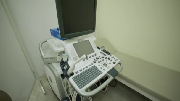 Modern unit for ultrasound is in office of specialist doctor before medical examination of patient in private clinic. Detection and treatment of diseases of internal human organs. Empty room, nobody — Stock Video