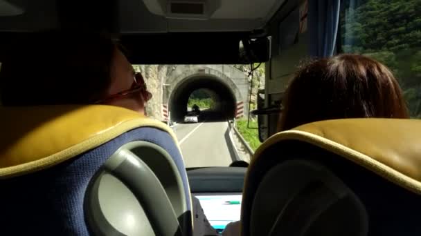 Pasajeros turistas montan en el autobús y ver la naturaleza fuera de la ventana. Turismo y viajes en autobús, transporte de pasajeros, negocios — Vídeo de stock