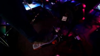 Davulcu bas davul pedalını tekmeliyor. Davul seti, müzik aleti, yakın çekim, yavaş çekim.