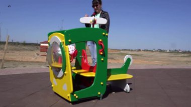 Küçük güzel beyaz kız annesiyle oyun parkında oynuyor. Güneşli bahar havası arka plan, açık hava