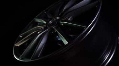 Siyah arka planda alüminyumdan yapılmış modern otomotiv alaşımı tekerleği, endüstri. Araba, tamirci, kopyalama alanı için tasarımcı moda tekerlekleri