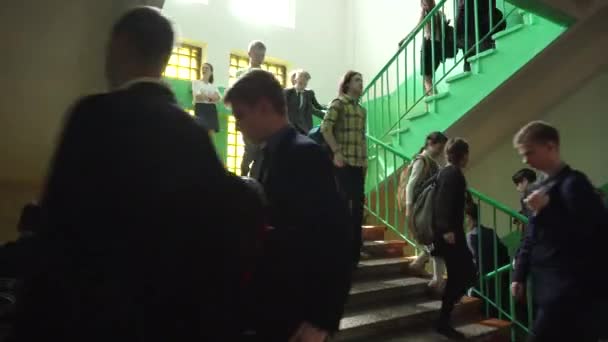 BOBRUISK, BELARUS - 20. května 2019: Žáci ve škole sestupují ze schodů v přestávce od výuky, studují na tělocvičně, sebejistě — Stock video