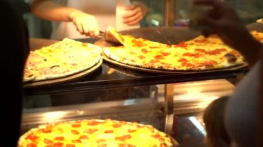 Akşamları dışarıda lezzetli sıcak pizzalar satıyorsun. Sokak Yemeği, Fast Food Ticaret, Arka plan, Ağır çekim, Gece Vakti