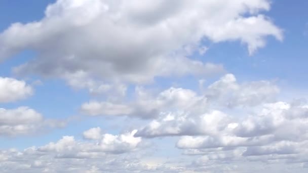 Viele Kumuluswolken am blauen Himmel an einem sonnigen Tag, Hintergrund, Zeitraffer — Stockvideo