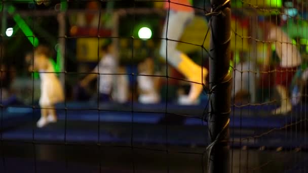 Kinder spielen und springen im Trampolinzentrum. Unterhaltung für Kinder in der Stadt, Hintergrund, Zeitlupe — Stockvideo