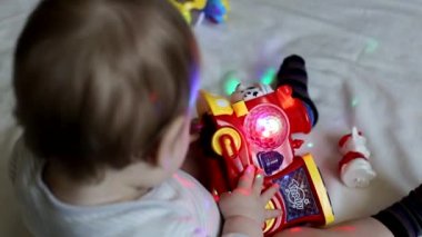 Küçük güzel erkek bebek evde oyuncaklarla oynanır. 8 aylık, beyaz bir çocuk. Büyük kahverengi gözler.