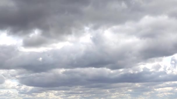 Veel cumulus wolken aan een blauwe hemel op een zonnige dag, achtergrond, tijdsverloop — Stockvideo