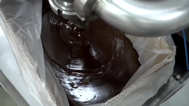 Şekerlemeler, pastalar, şekerlemeler ve kahverengi için kaynamış konsantre süt ve çikolata kreması üretimi — Stok video