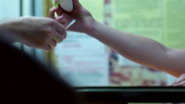 Para karşılığı sokak yemeği, pizza ve fast food satmak. İnsanlar yemek, yavaş çekim, gece vakti satın almak için nehirdeki parayı birbirlerine aktarıyorlar.