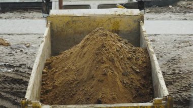 Kazıcı yükleyici inşaat, endüstri ve ekipman için bir kamyona toprak yüklüyor