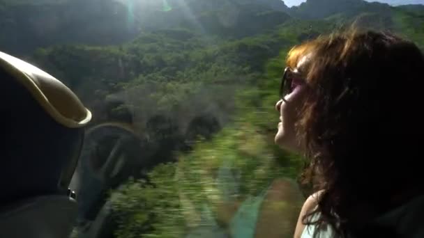 Krásná běloška jezdí autobusem a dívá se z okna na krásnou přírodu a hory. Cestování a cestovní ruch, turismus — Stock video