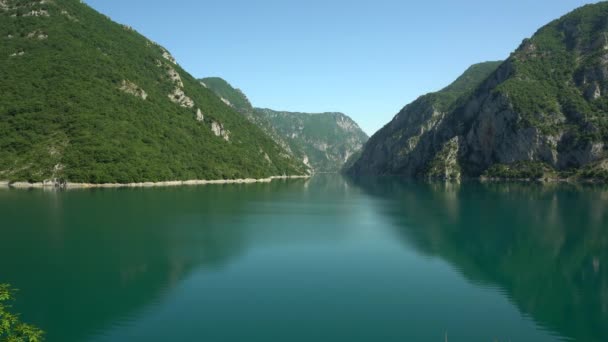 Чудове блакитне озеро між горами Чорногорії. Блакитне небо, природа, пейзаж — стокове відео