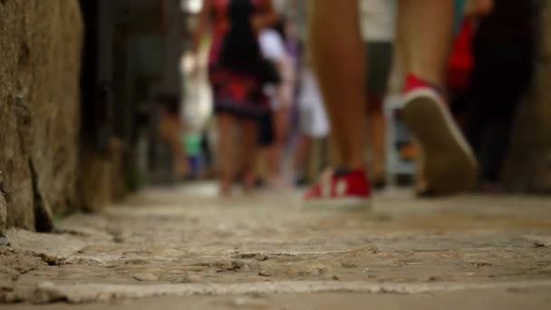 Menschen in unterschiedlichen Schuhen laufen in der Stadt auf dem Bürgersteig, im Hintergrund. Beine von Menschen Nahaufnahme, Gruppe, Zeitlupe, im Freien — Stockvideo