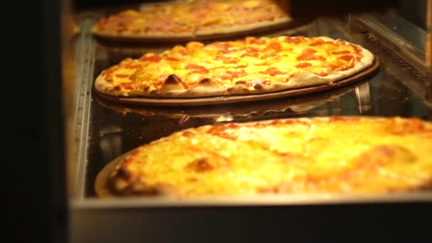 Vendiendo deliciosas pizzas calientes al aire libre por la noche. Comida callejera, Comida Rápida, Fondo, cámara lenta, noche — Vídeo de stock