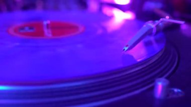 Bir gece kulübü partisinde DJ konsolu. Yüksek ve düşük frekansların ayarlanması, bas. Dijital girdiler ve çıktılar, profesyonel, dj uzak
