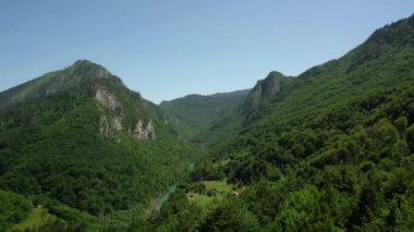 Dağlar arasında güzel nehir rüzgarları, güzel manzara ve doğa, arka plan