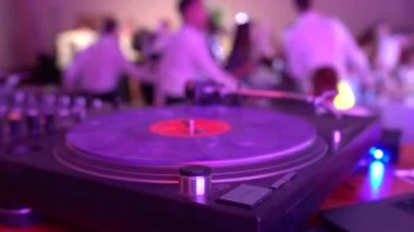 Ses kalitesi ve frekanslar için DJ stereo uzaktan kumanda. Bir gece kulübünde profesyonel müzik, arka plan, eğlence