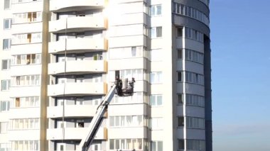 Hava platformu itfaiye aracı, çok katlı bir binadaki yangını söndürmek için itfaiyecileri koruma sepetine aldı.