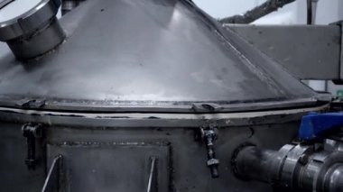Ürün üretimi için fabrikadaki metal vakum tankı. Endüstri kavramı