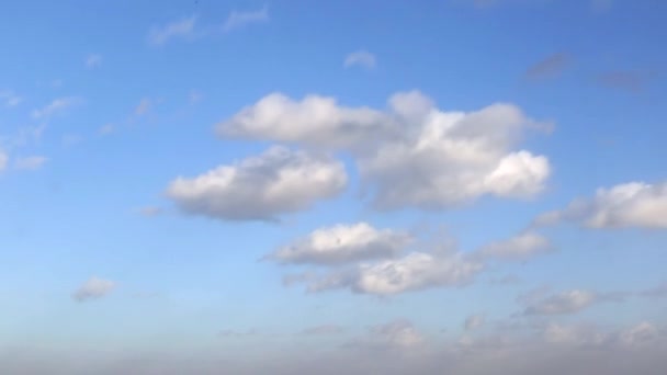 Hermoso cielo azul con grandes nubes, fondo, espacio de copia, lapso de tiempo — Vídeo de stock