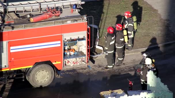 BOBRUISK, BELARUS 17.03.20: Πυροσβέστες έκτακτης ανάγκης συζητούν την κατάσβεση πυρκαγιάς και το σχέδιο δράσης, έκτακτης ανάγκης, βιομηχανικής — Αρχείο Βίντεο