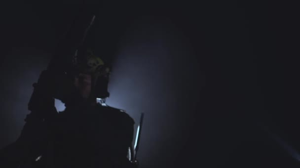 Солдат в современной технике в студии в дыму с пистолетом. Подсветка, военные, замедленная съемка, униформа — стоковое видео