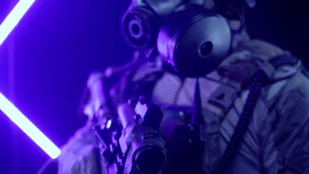 Un soldat militaire en équipement moderne et un masque à gaz tient un fusil dans ses mains. Le concept de guerre dans le monde moderne, slow mo — Video