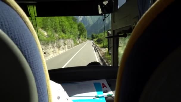 Passagerare turister rida bussen och visa naturen utanför fönstret. Turism och resor med buss, passagerartransport, business — Stockvideo