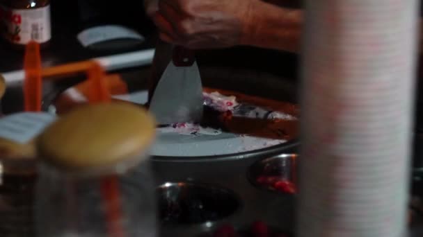 Hacer helado de calle hecho a mano con fruta. Delicias locales, cámara lenta, ingrediente — Vídeos de Stock