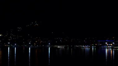 Gece şehrinin ışıkları denizin arka planında. Turizm ve seyahat, kopyalama alanı, yapı