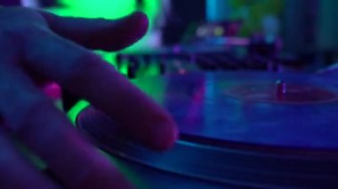 Bir gece kulübü partisinde DJ konsolu. Yüksek ve düşük frekansların ayarlanması, bas. Dijital girdiler ve çıktılar, profesyonel, dj uzak
