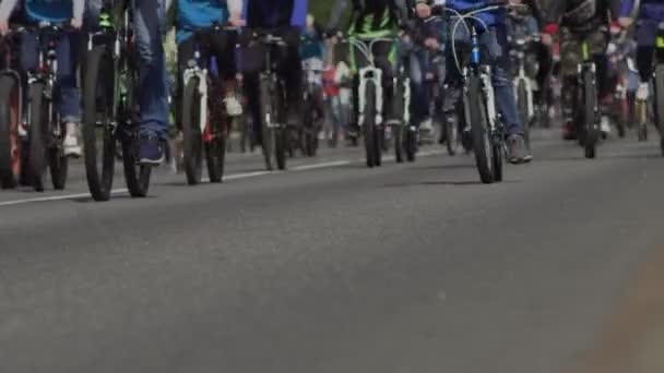 Gite in bicicletta di massa in città. Maratona ciclistica. Gara gara evento per ciclisti. Cittadini con le loro biciclette sulla strada principale. Colonna di atleti. Colpo basso angolo di ruote — Video Stock