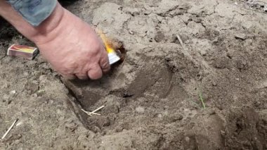 Solucan delikleriyle, sis bombasıyla bir yazlıktan bir köstebeği atmak ya da tüttürmek