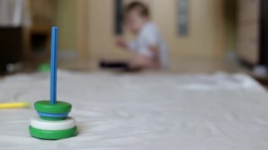 Küçük güzel erkek bebek evde oyuncaklarla oynanır. 8 aylık, beyaz bir çocuk. Büyük kahverengi gözler.