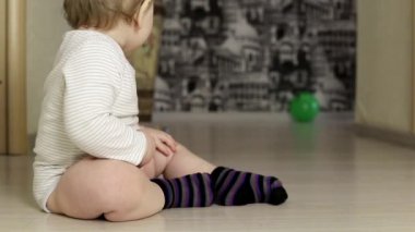 8-10 aylık küçük beyaz çocuk evdeki koridorda topla oynuyor, mutluluk.