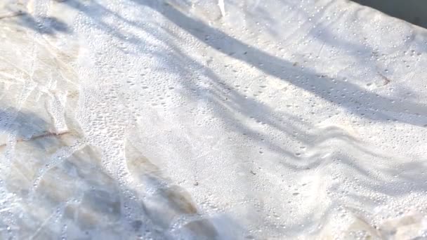 Feuchtigkeitstropfen auf einer Plastikfolie im Gewächshaus, Verdunstung, Hintergrund. Ondensat — Stockvideo