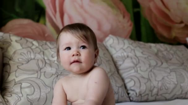 Голый пухлый белый мальчик-младенец смотрит в камеру, красивый — стоковое видео