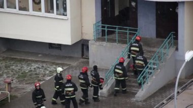 BOBRUISK, BELARUS 27.02.19: Tatbikat sırasında insanları tahliye etmek için itfaiyeciler girişe giriyor