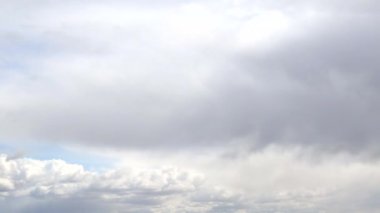 Büyük bulutlu güzel mavi gökyüzü, arkaplan, kopyalama alanı, zaman atlaması