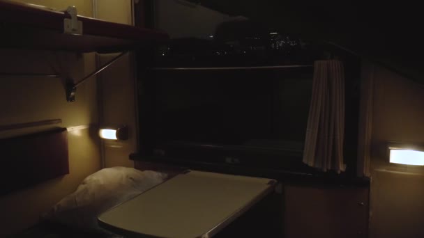 Compartiment intérieur du couloir autocar du train de voyageurs ferroviaire. Chariot de chemin de fer vide allant la nuit. Concept de voyage et de tourisme. Personne, personne. Intérieur, transport. Oreiller et fenêtre — Video