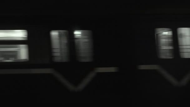 Старый советский русский пустой дизельный пассажирский поезд ходит ночью. Электрический блок, электричество. Концепция путешествий и туризма. Железнодорожный вагон. Транспорт . — стоковое видео