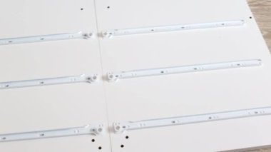 Mobilya montajı sırasında kurulum için paten rehberleri