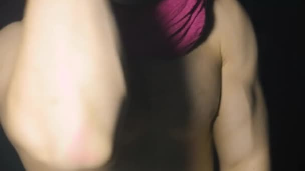 Corpo sexy de um jovem dançarino. Muscular cara dançando na câmera, fundo, discoteca dançarina — Vídeo de Stock