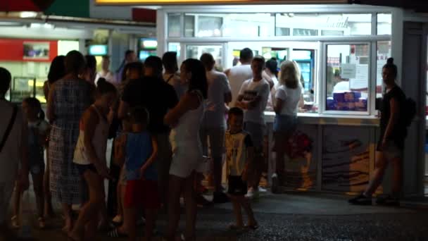 BUDVA, Montenegro - 6 Ιουλίου 2019: Οι άνθρωποι στέκονται στην ουρά για πίτσα street food στην Μπούντβα, αργή mo — Αρχείο Βίντεο