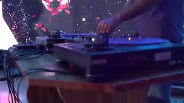 DJ controla activamente el control remoto durante una fiesta de discoteca, baile juvenil, fondo, controlador — Vídeos de Stock