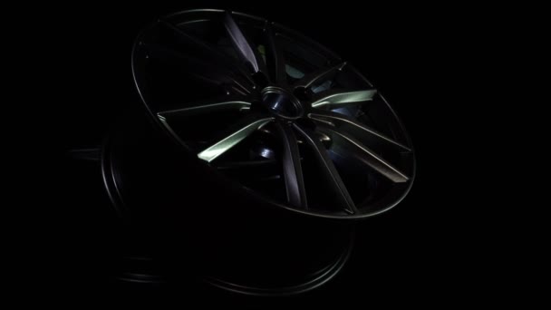 Nuevas ruedas de aleación para automóvil y vehículo en fondo oscuro. Equipo de acero moderno para el coche. Caros discos de metal brillante hechos de carbono. Diseño de lujo. Soporte de ruedas de aluminio magnesio limpio. Impulsión fundida — Vídeos de Stock