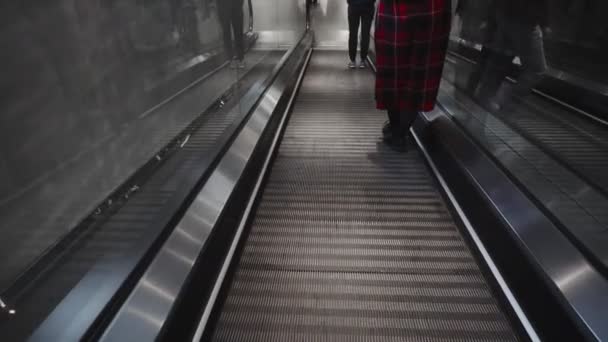 Moderna escalera mecánica en un centro comercial a lo largo del cual la gente se mueve, fondo — Vídeo de stock