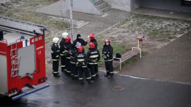 BOBRUISK, BELARUS 27.02.19: İtfaiyeciler yangını söndürdükten sonra acil tahliye ekipmanlarını çıkardılar