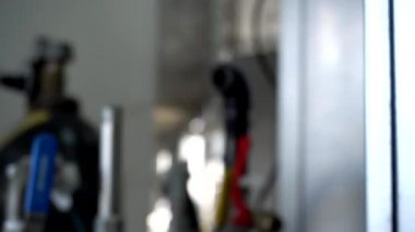 Buhar üretiminde kullanılan metal bir boru. Üretim endüstrisi konsepti, arkaplan, kopyalama alanı, teknoloji